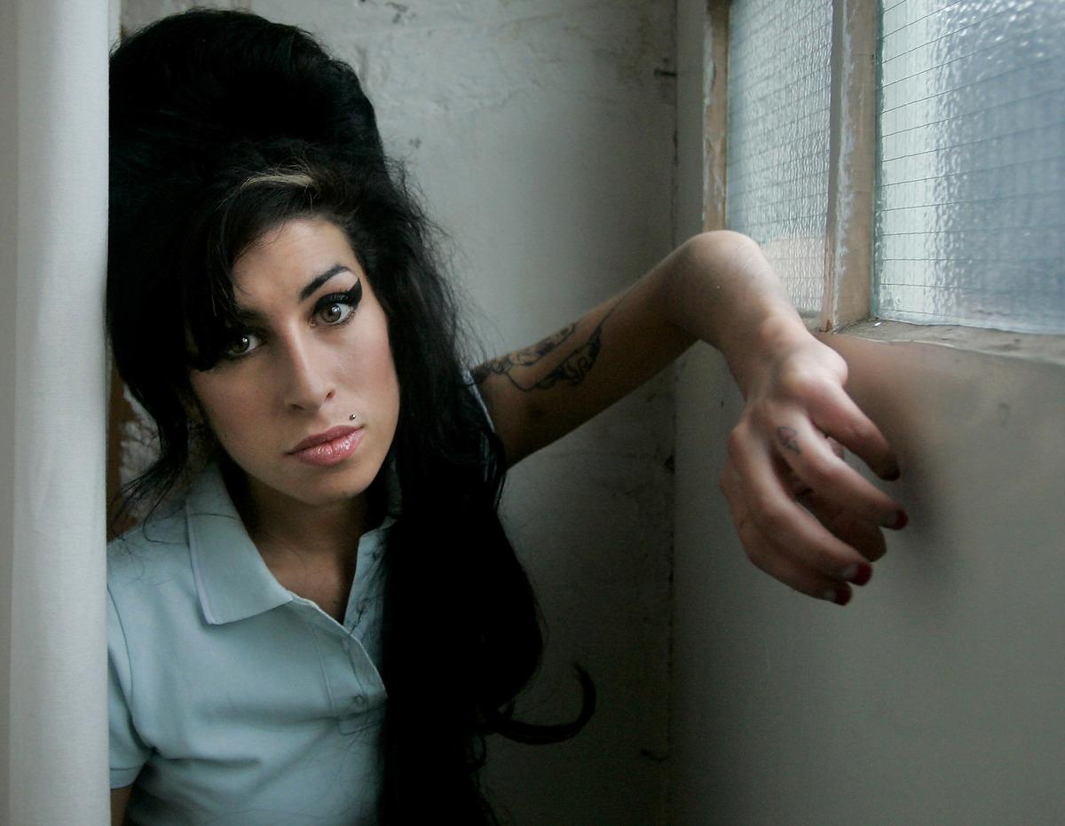 ÖVERTYGAD OM ATT DÖ UNG Amy Winehouse blev 27 år gammal. Hon sällar sig till den skara musiker som på grund av ett drog- och alkoholmissbruk, dött vid just den åldern, ”27 club”. Hon har sagt i intervjuer att hon är en beroendeperson, men det var först när hon träffade ex-maken Blake Fielder-Civil som hennes missbruk började spåra ur.