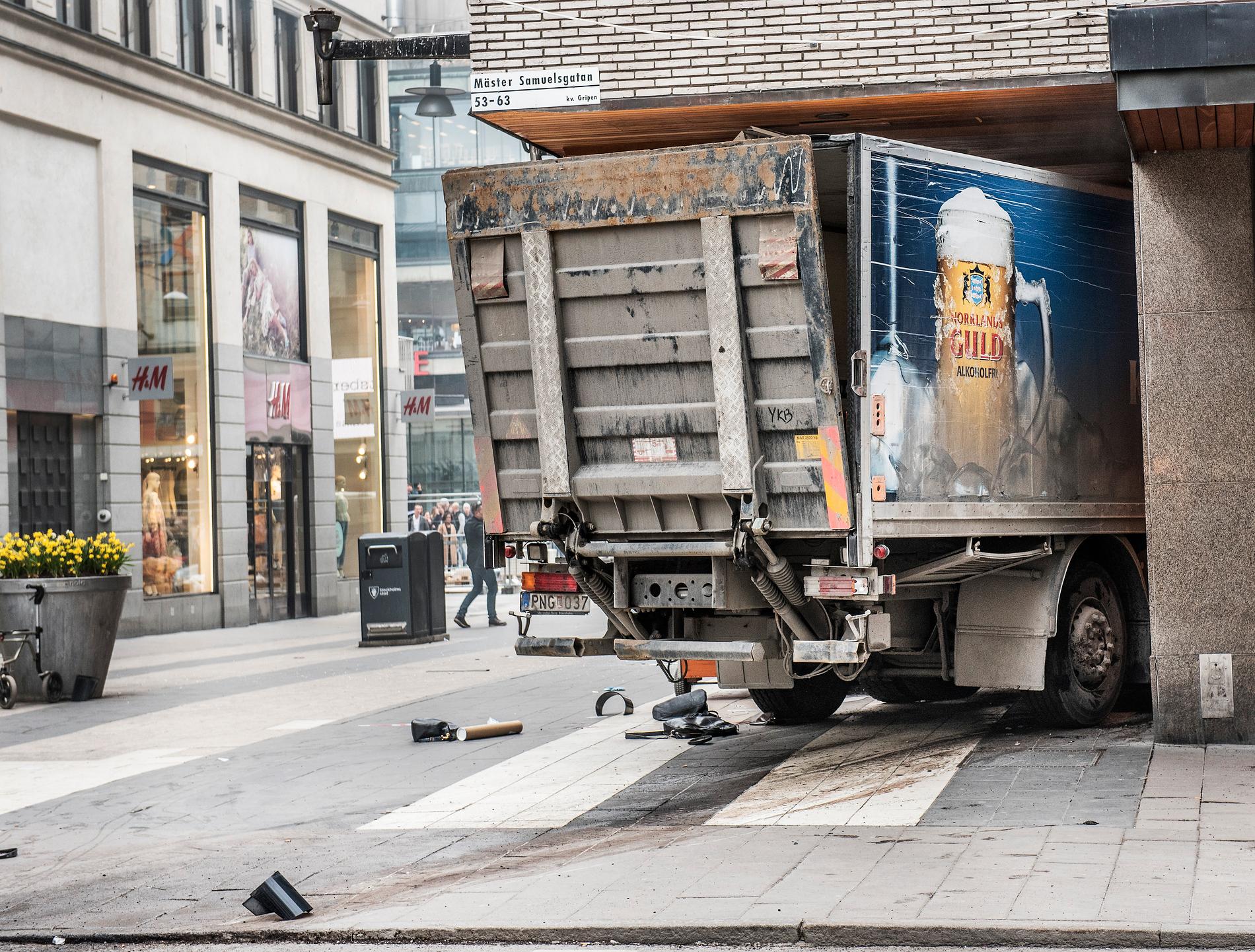 Lastbilens färd fick sitt slut vid Åhléns på Drottninggatan. Arkivbild.