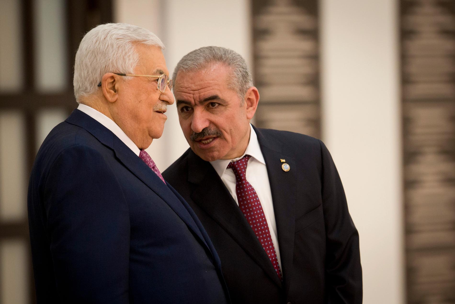 Den palestinske presidenten Mahmud Abbas och den nye premiärministern Mohammad Ishtayeh.