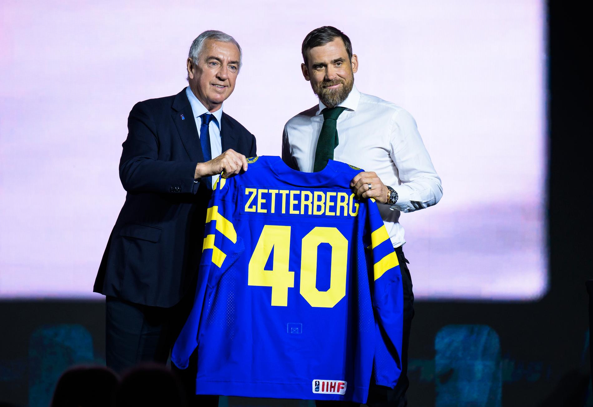 Zetterberg tillsammans med IIHF:s president Luc Tardif.