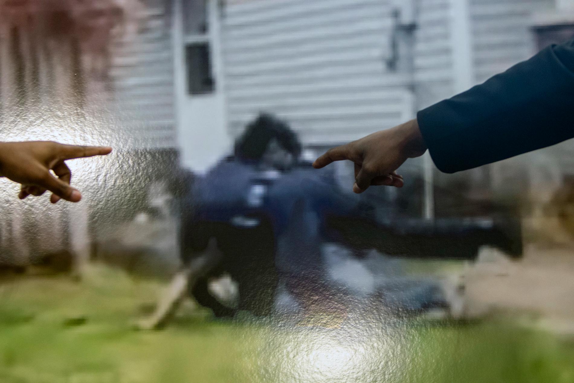  I videon syns hur Lyoya brottas ner till marken på en närliggande hustomt. Ingripandet fångades på video av fyra kameror. 