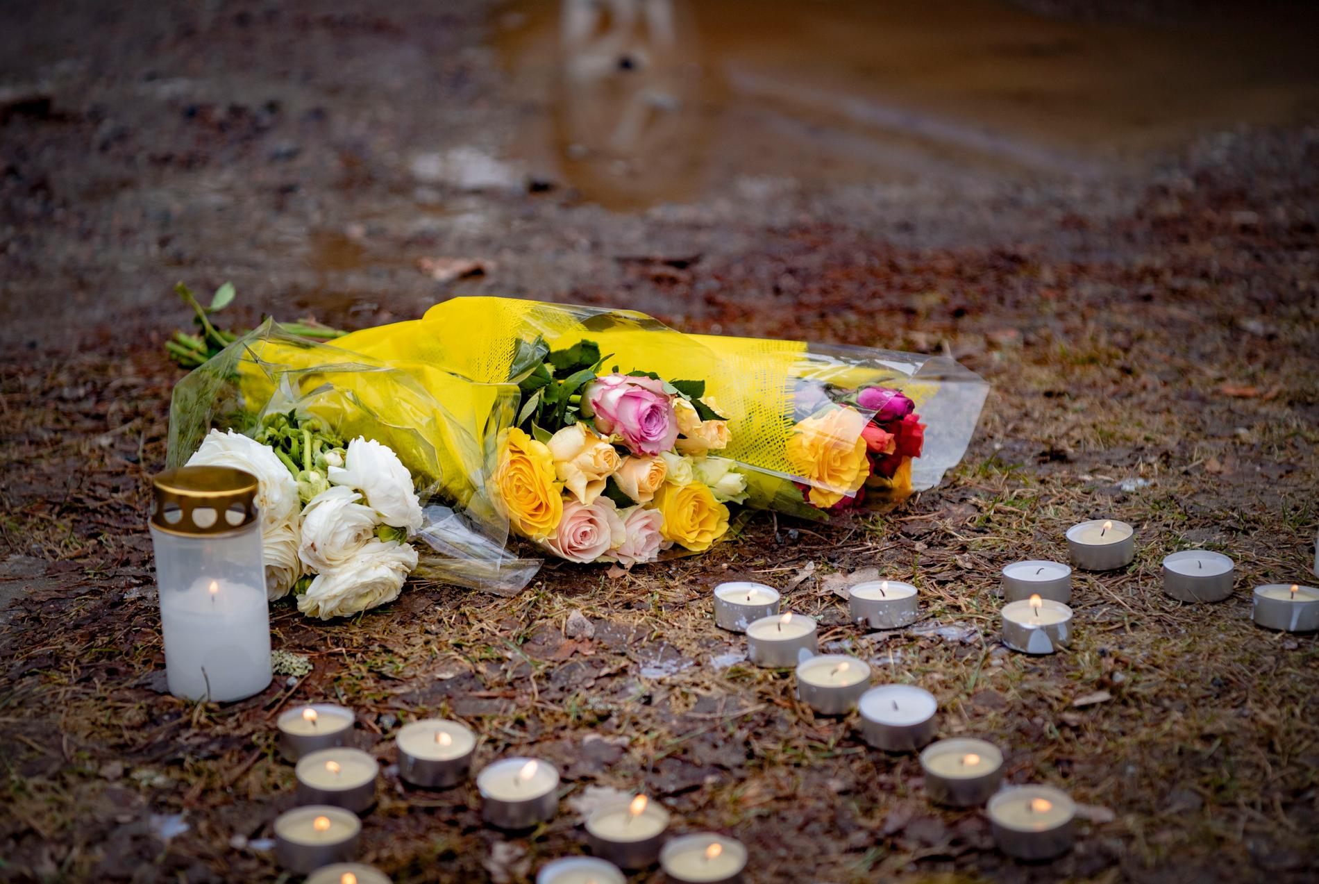 Blommor och ljus har lagt på plats där mannen sköts ihjäl.