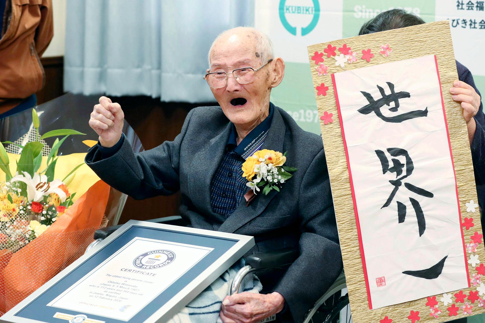 Chitetsu Watanabe höjde näven i en segergest när han utsågs till världens äldste man den 12 februari.