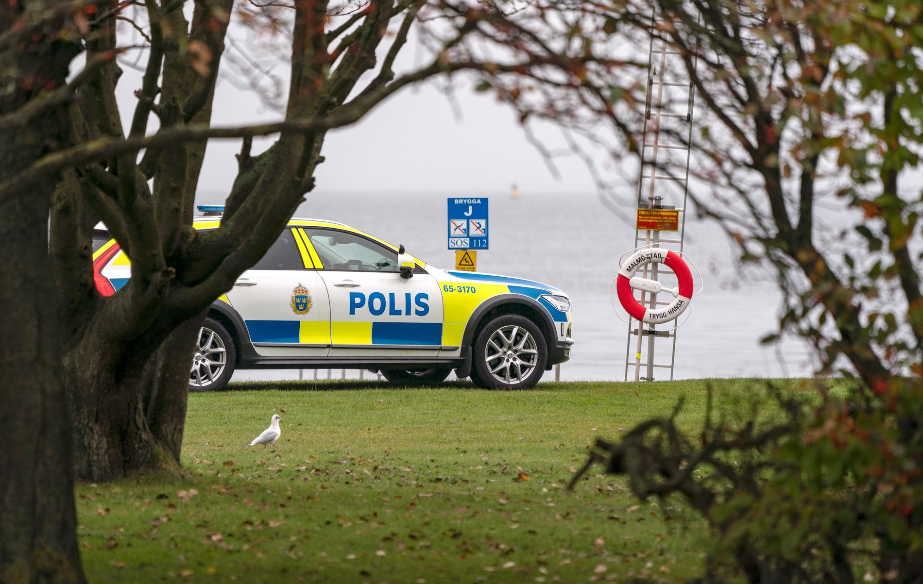 Polisen på plats vid badbryggorna på Sibbarpsstranden söder om Malmö efter att en kvinna hittats medvetslös i vattnet på måndagen.
