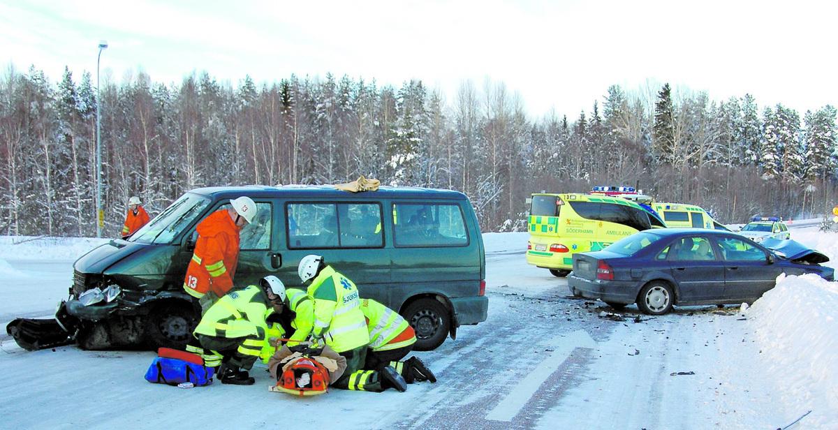 kraftig smäll ”Det sista jag minns är hur en annan bil kom farande mot mig i hög fart”, säger Åsa Jinder som färdades i sin minibuss.