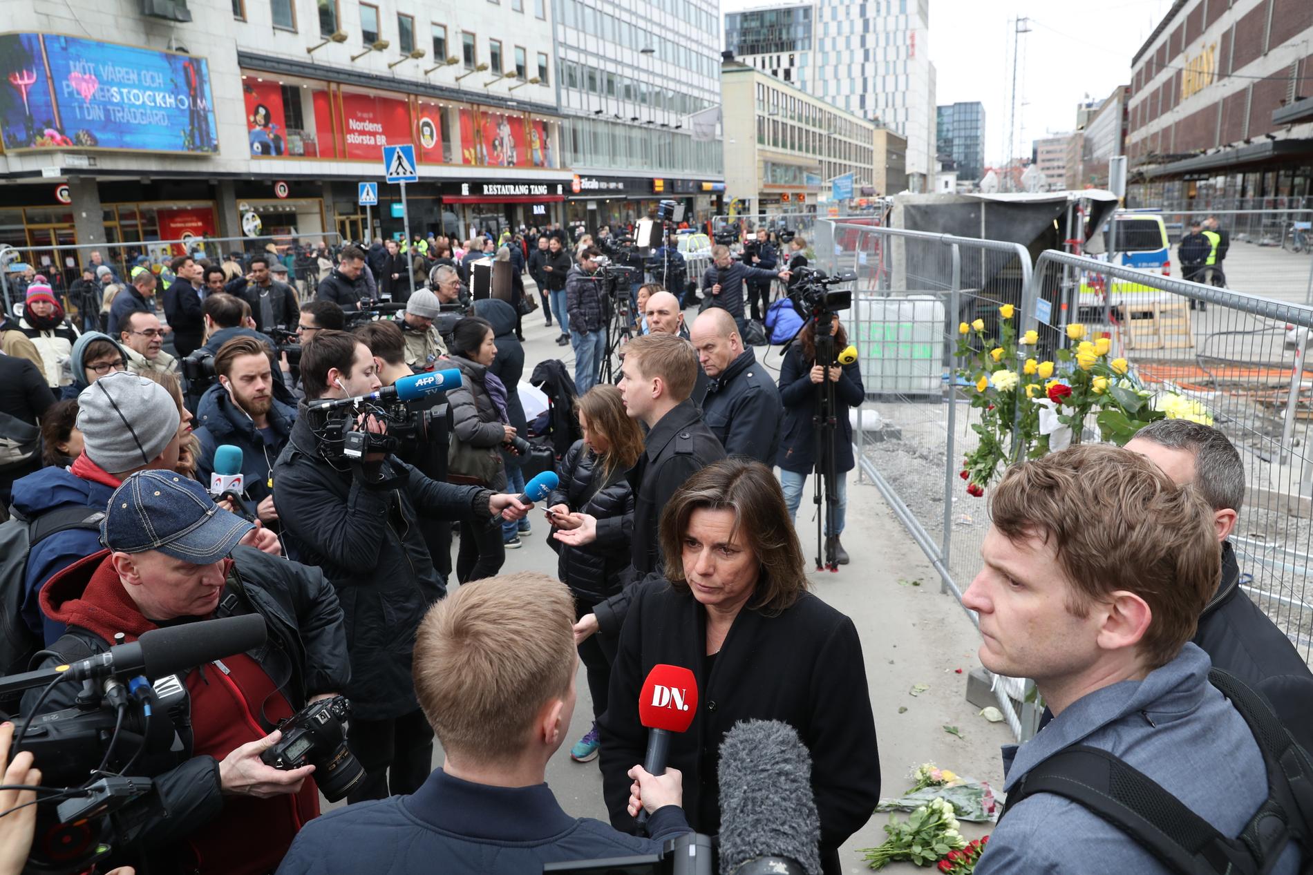 Miljöpartiets Isabella Löfvin på plats och intervjuas av medier