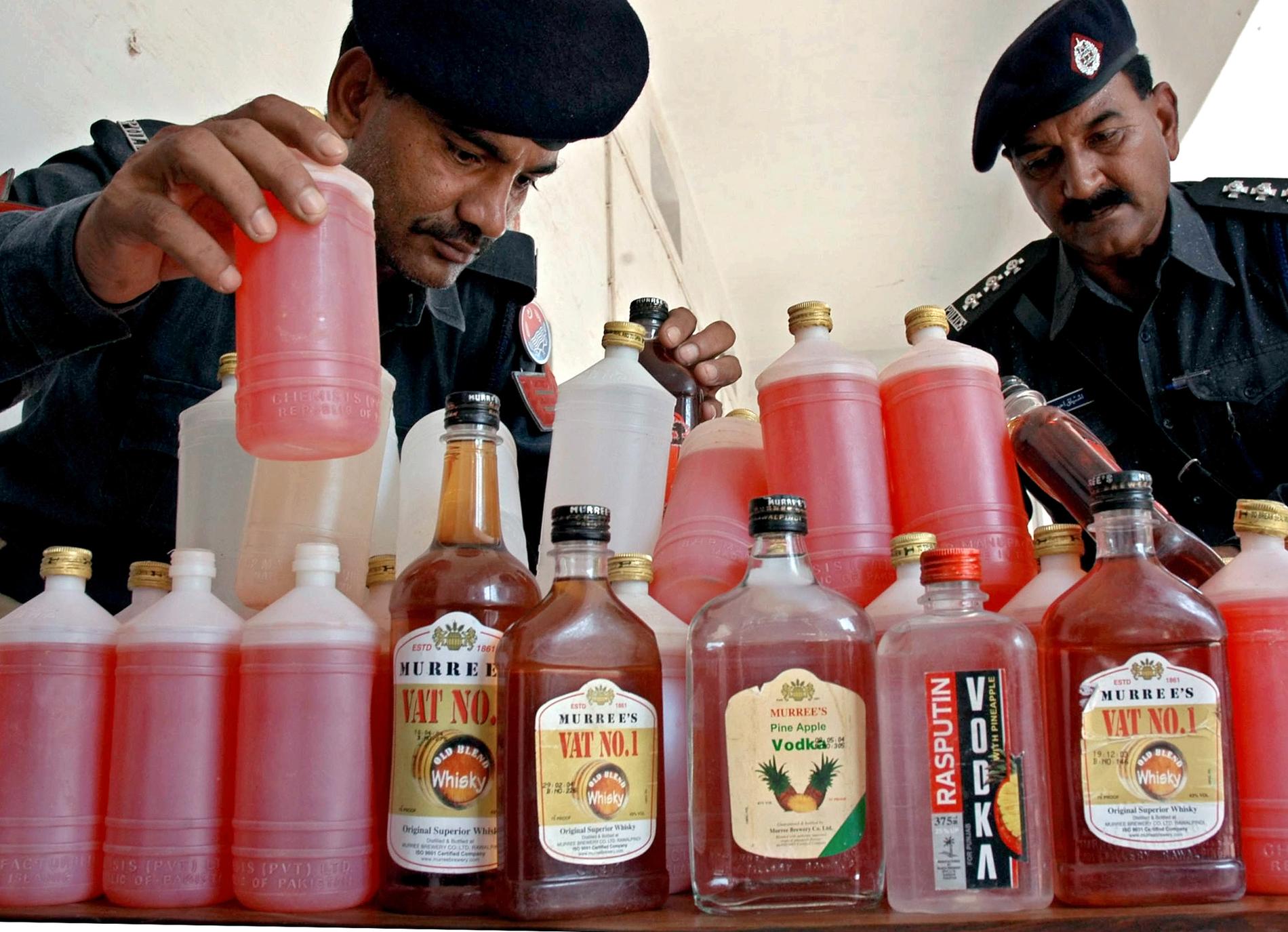 Indisk polis har konfiskerat tusentals liter illegal sprit. Bilden är från ett tidigare tillslag i Pakistan. Arkivbild.