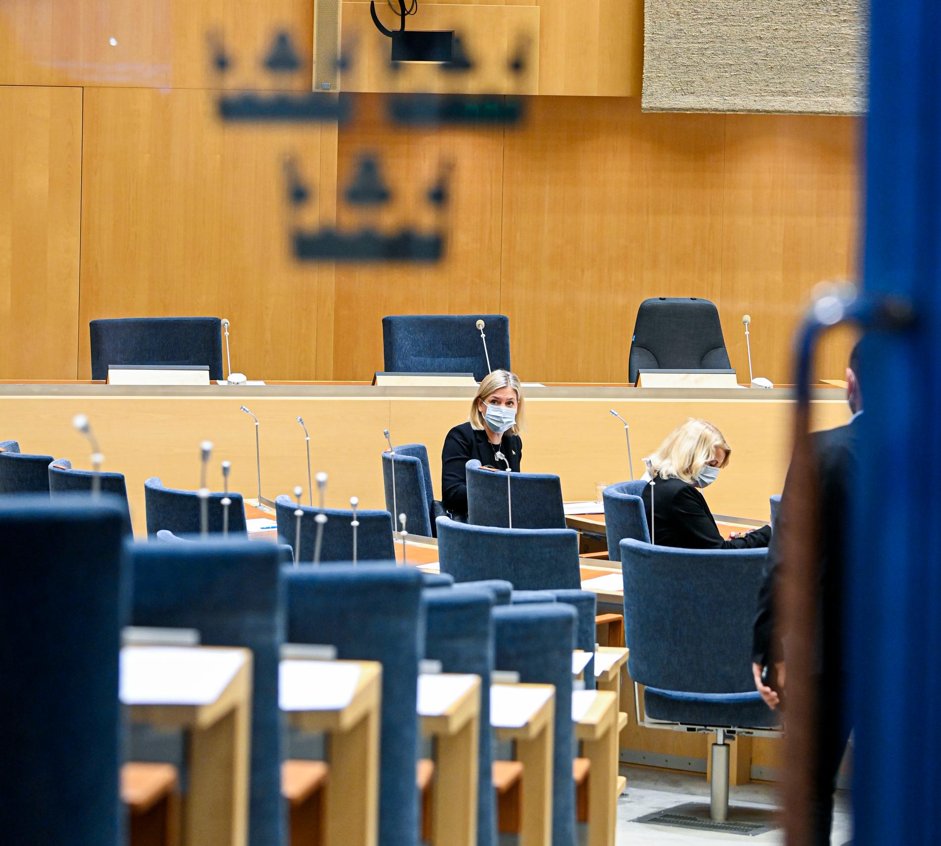 Statsminister Magdalena Andersson på plats i riksdagens plenisal.