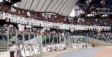 Här i kurvan på Stadio delle Alpi pågår maktkampen mellan två fraktioner av Juventus-fansen.