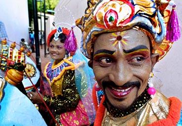 Två indiska folkdansare väntar på att få uppträda på en kulturfestival i Allahabad i Indien.