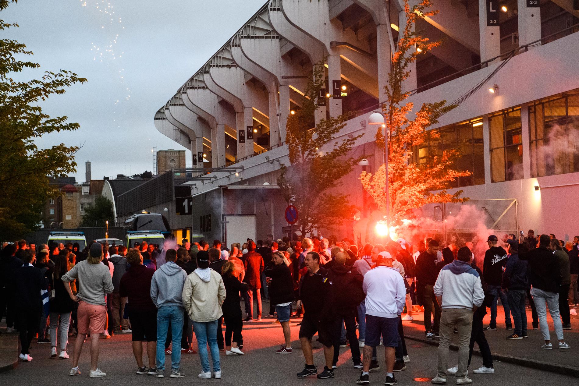 Hundratals Blåvitt-fans ville fira cupguldet. 