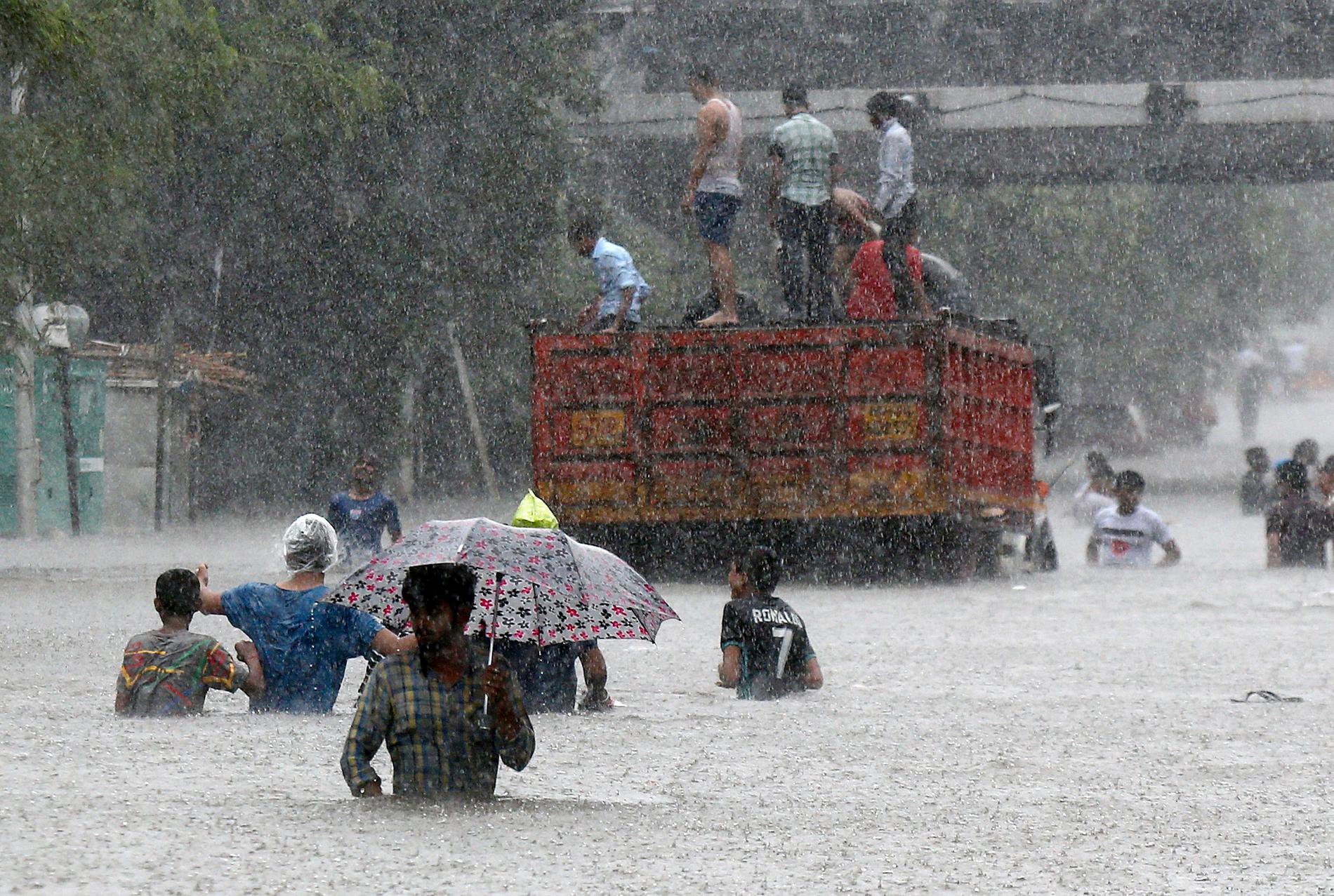 Monsunregnet i Bombay skapade kaos i staden med översvämningar, stillastående trafik och minst fyra dödsfall.