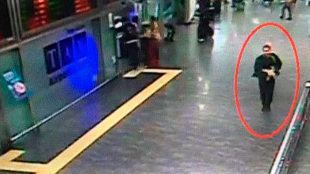 Övervakningsfilmen uppges visa en av terroristerna inne på flygplatsen.