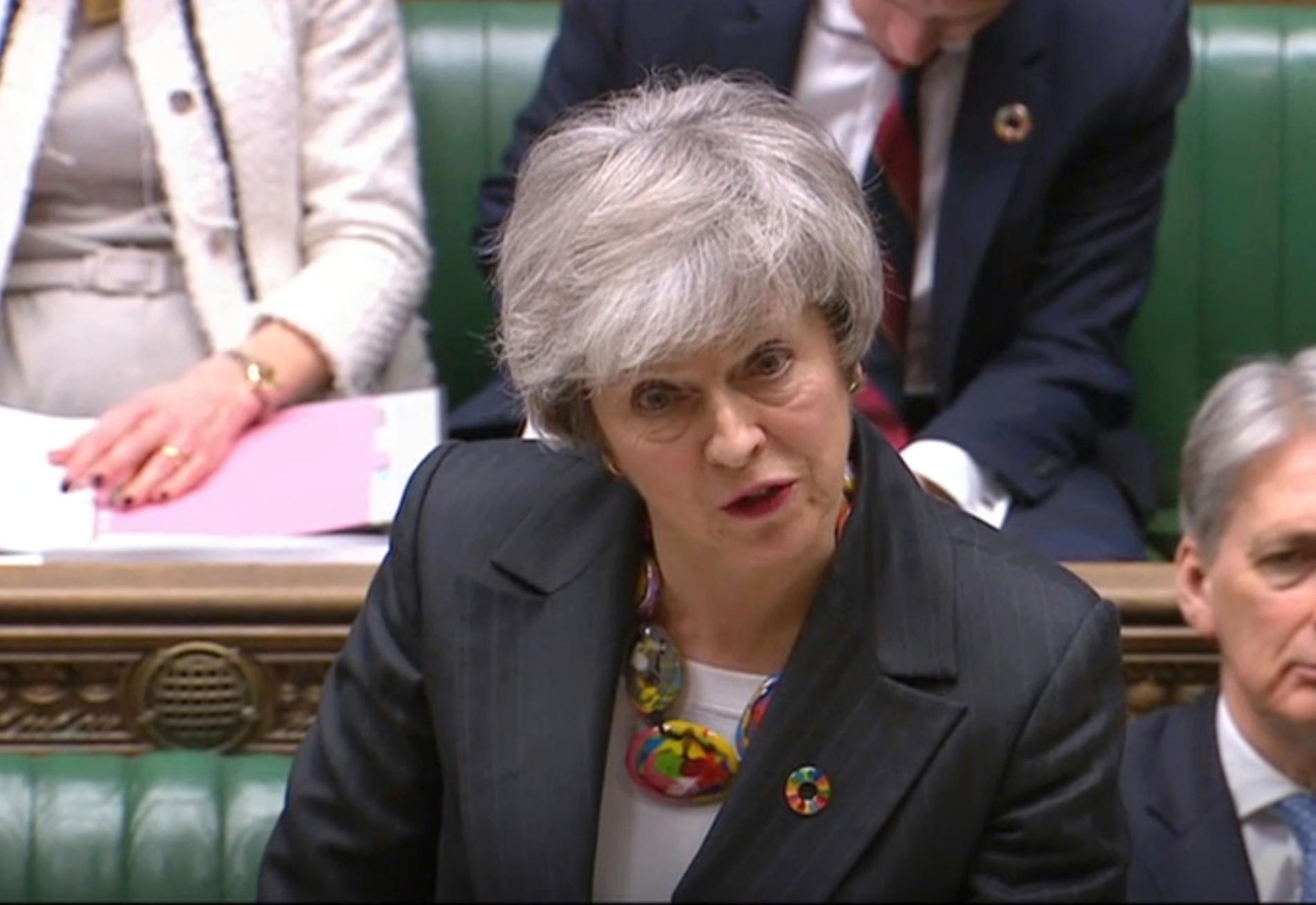 Storbritanniens premiärminister Theresa May ber om tålamod i det brittiska parlamentet.