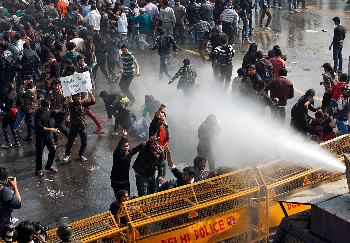 Vattenkanoner sattes in mot demonstranterna under en tidigare demonstration.