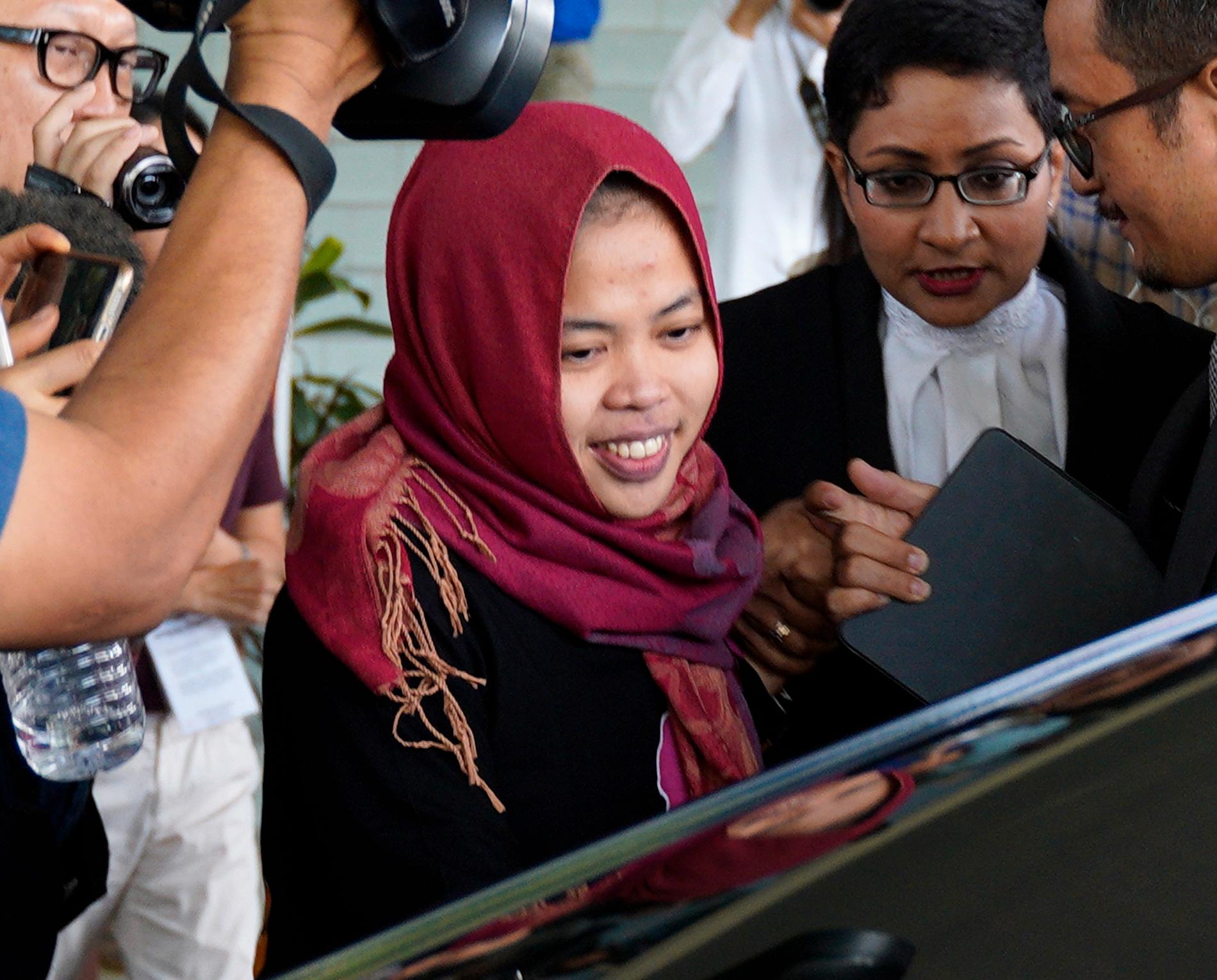Indonesiska Siti Aisyah, i mitten, ler när hon lämnar domstolen i Malaysia efter beskedet att mordåtalet mot henne läggs ner. Siti Aisyah var misstänkt för inblandning i mordet på den nordkoreanske diktatorn Kim Jong-Uns halvbror Kim Jong-Nam