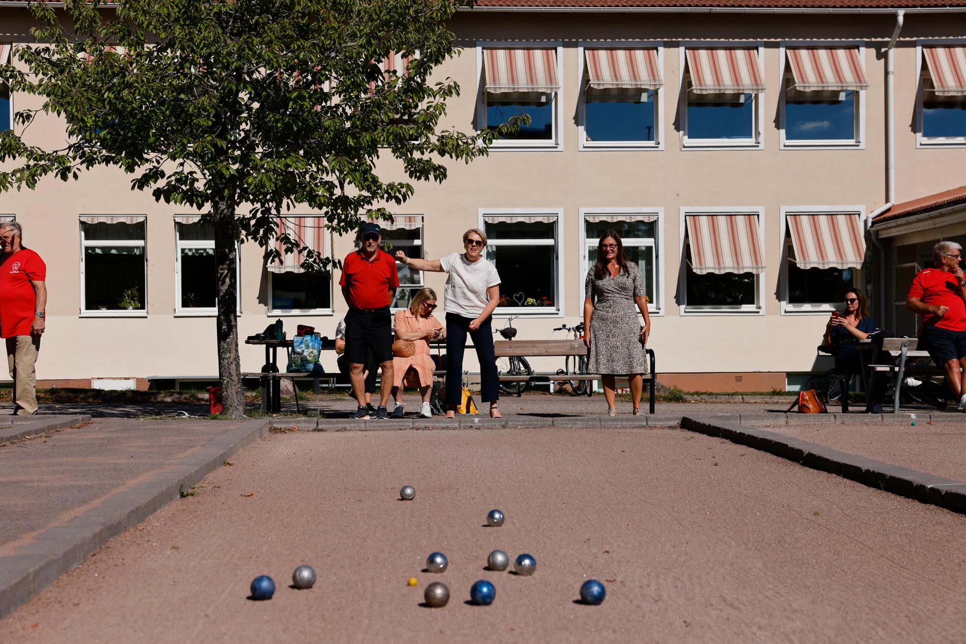 Lena Hallengren spelar boule bakom en nedlagd skola i en gammal bruksort i Västmanland.