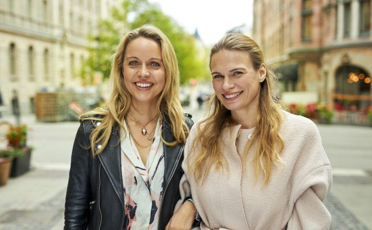 Mia Clase och Lina Nertby Aurell bakom Food Pharmacy.