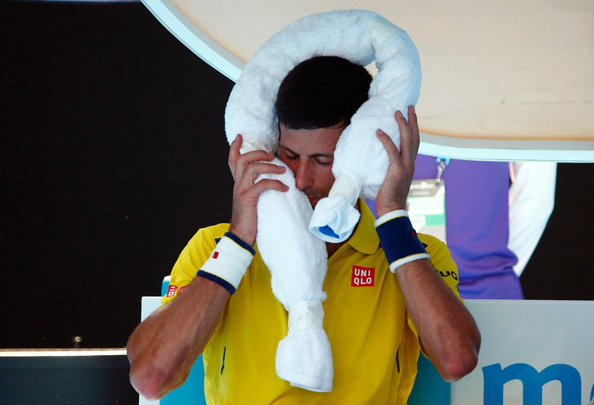 Djokovic tog hjälp av isväst och andra ishjälpmedel under matchen.