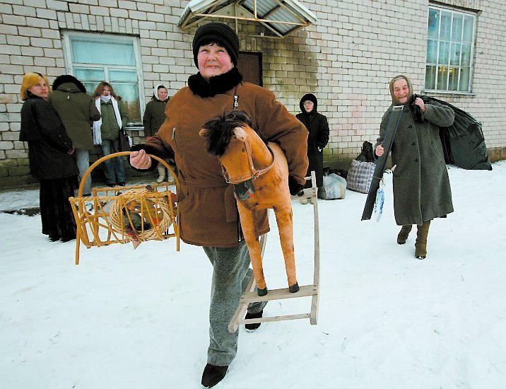 fyndar Anna, 62, travar stolt i väg med en gunghäst som ska bli finfin julklapp till dotterdottern.