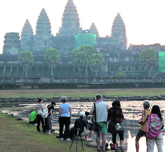 När solen väl har tittat fram bakom templet Angkor Wat blir det snabbt ljust, och ögonblickets magi försvinner.