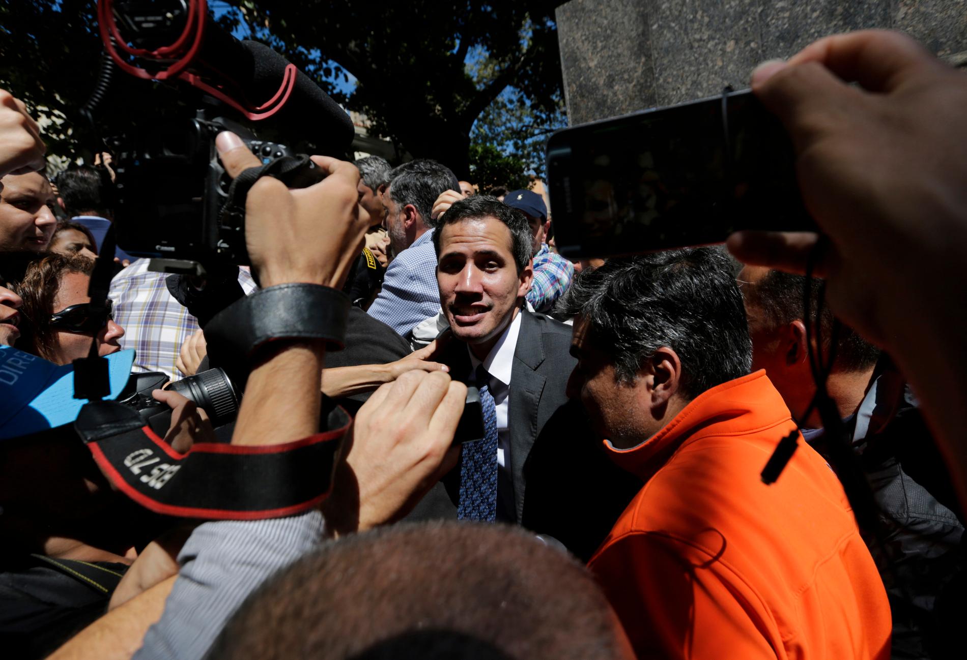 Oppositionsledaren Juan Guaido möter pressen efter ett tal på fredagen i Caracas, Venezuela.