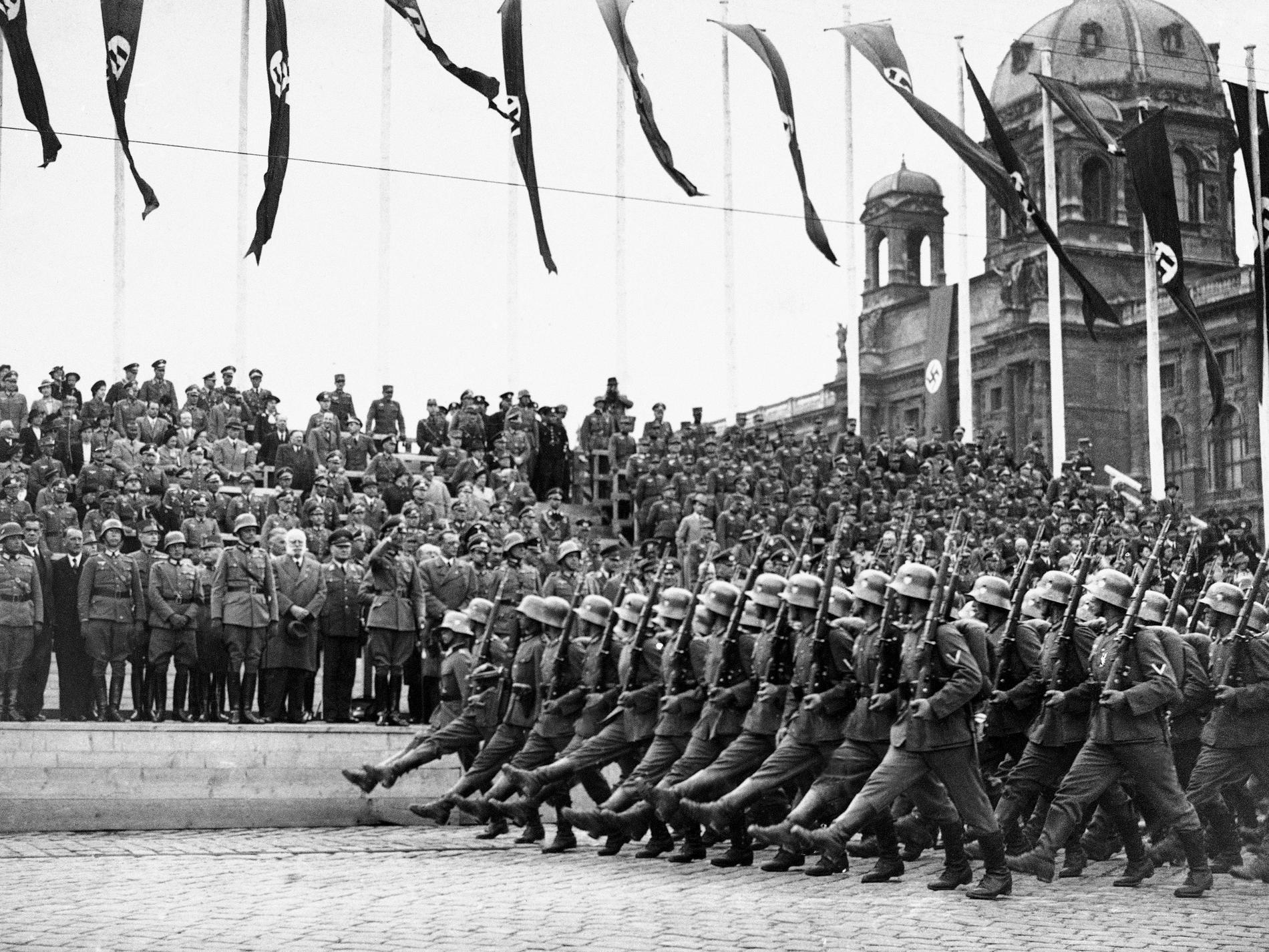 Tyska soldater på Wiens gator i samband med annekteringen av Österrike 1938. Nu kräver ättlingar till den judiska bankiren Albert von Rothschild att återfå kontrollen över en stiftelse som plundrades av nazisterna.