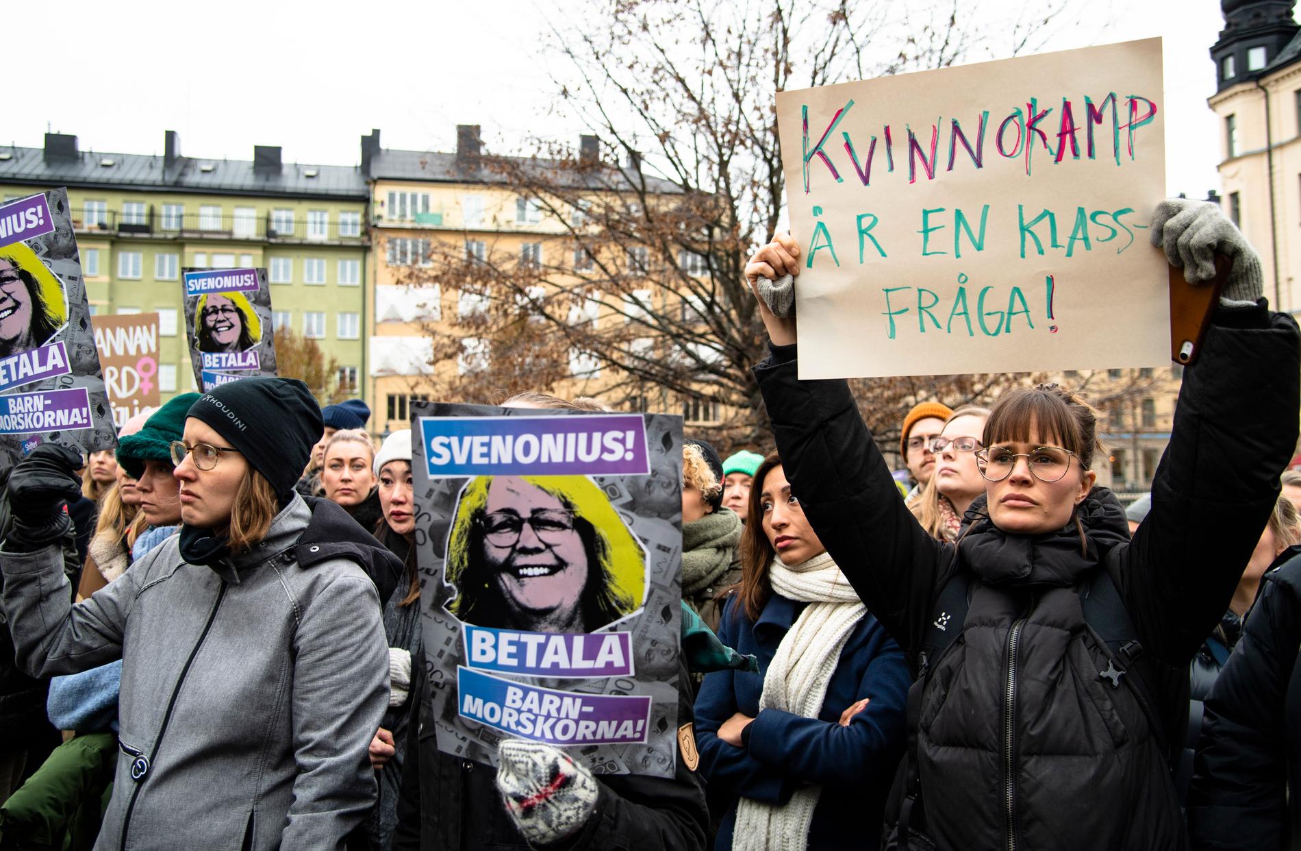 Barnmorskor och allmänhet samlade för en manifestation utanför landstingshuset i samband med Region Stockholms sammanträde om budgeten för 2021.
