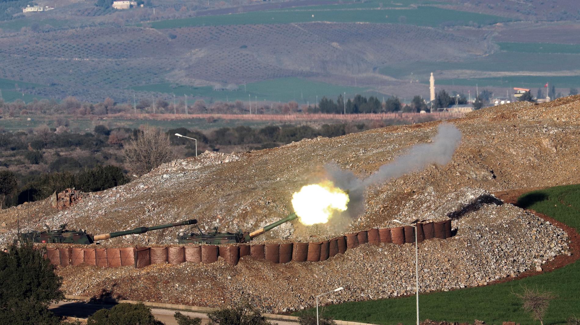 Turkiskt artilleri beskjuter syrisk-turkiska ställningar. Arkivbild.