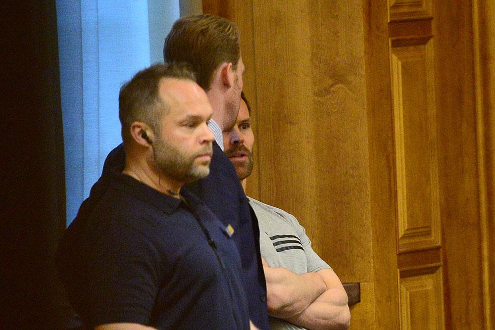 Jonas Falk (grå tröja, längst bort från kameran) är utpekad ledare för den stora kokainligan häktades för samma brott som han friades för