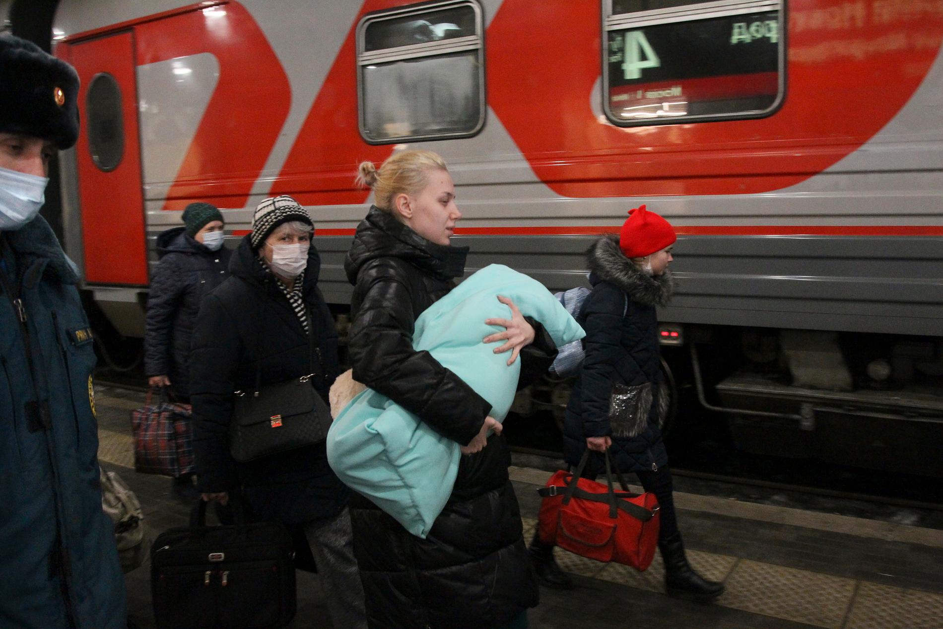 Människor från Doneskområdet evakueras till annan ort i Ryssland.  