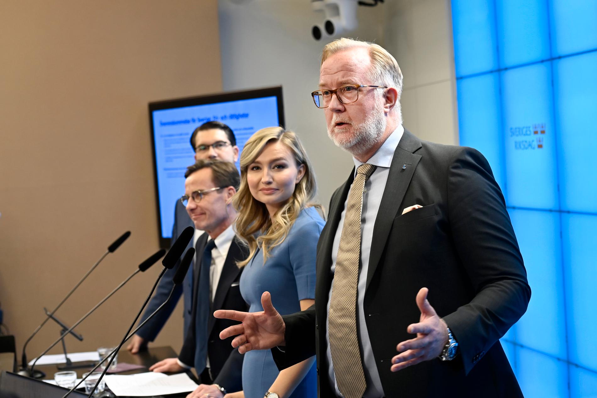 Partiledarna Jimmie Åkesson (SD), Ulf Kristersson (M), Ebba Busch (KD) och Johan Pehrson (L) på presskonferens i riksdagens presscenter för att presentera det nya regeringsunderlaget 14 oktober i år.