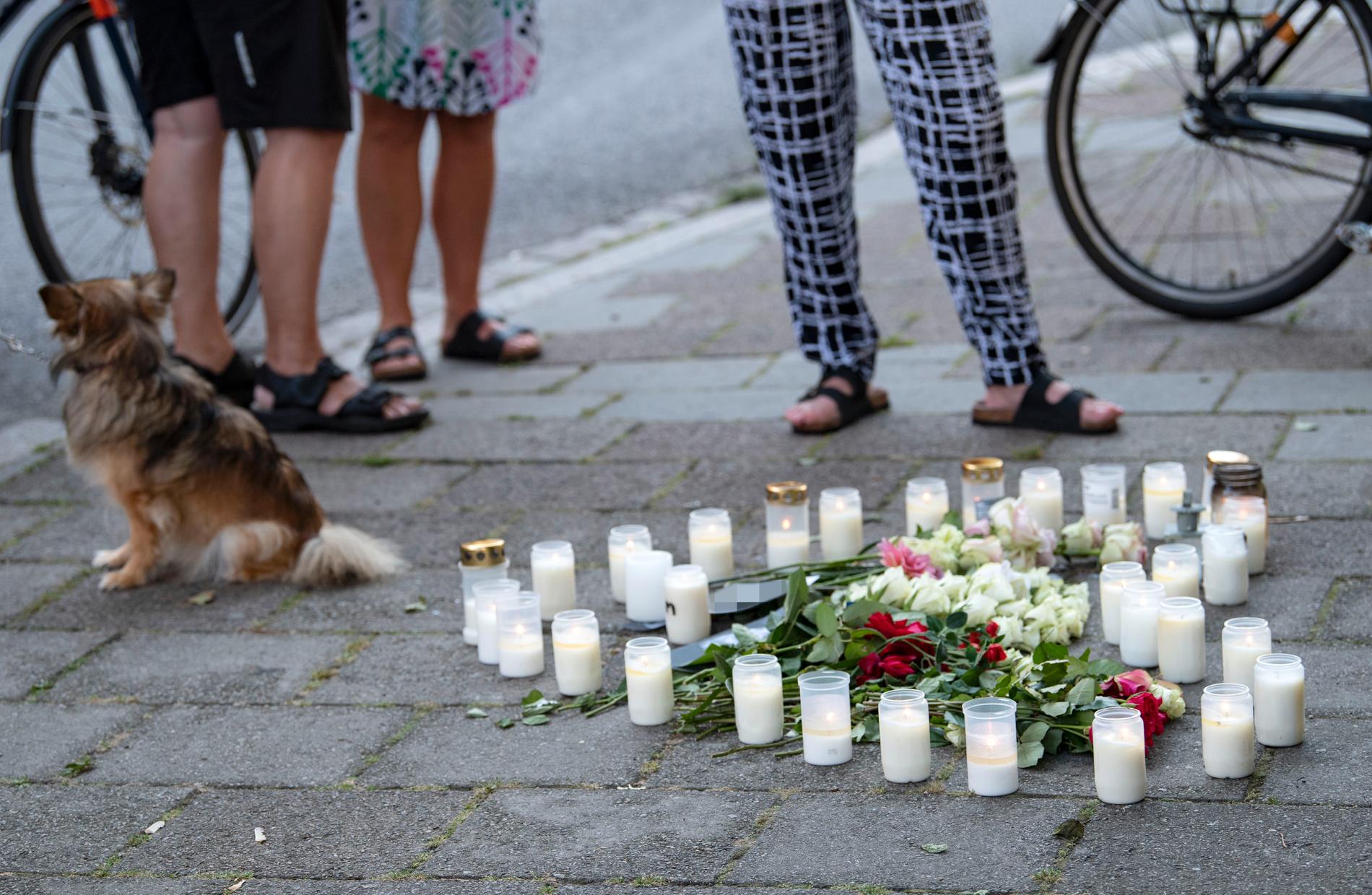Blommor och ljus på Sergels väg i stadsdelen Ribersborg i Malmö där den 30-åriga kvinnan sköts till döds. Arkivbild.