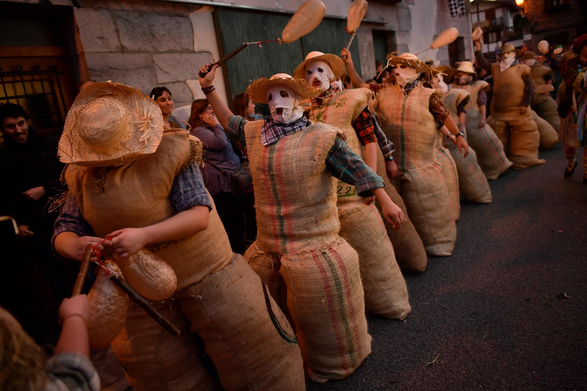 Karnevalsfigurerna zaku zaharrak (gamla säckar) i byn Lesaka i spanska Baskien. Efter mörkrets inbrott drar de runt genom gatorna.
