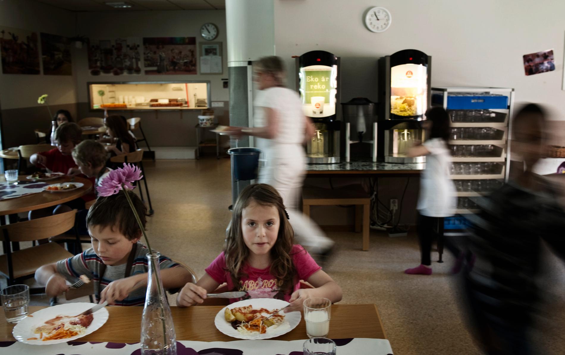 På många skolor räcker inte matsalarna längre till. Max 20 minuter får man på sig, för att alla ska hinna äta. Många elever och lärare har hört av sig och berättat om matstressen. I vissa skolor tvingas man äta i klassrum och korridorer.