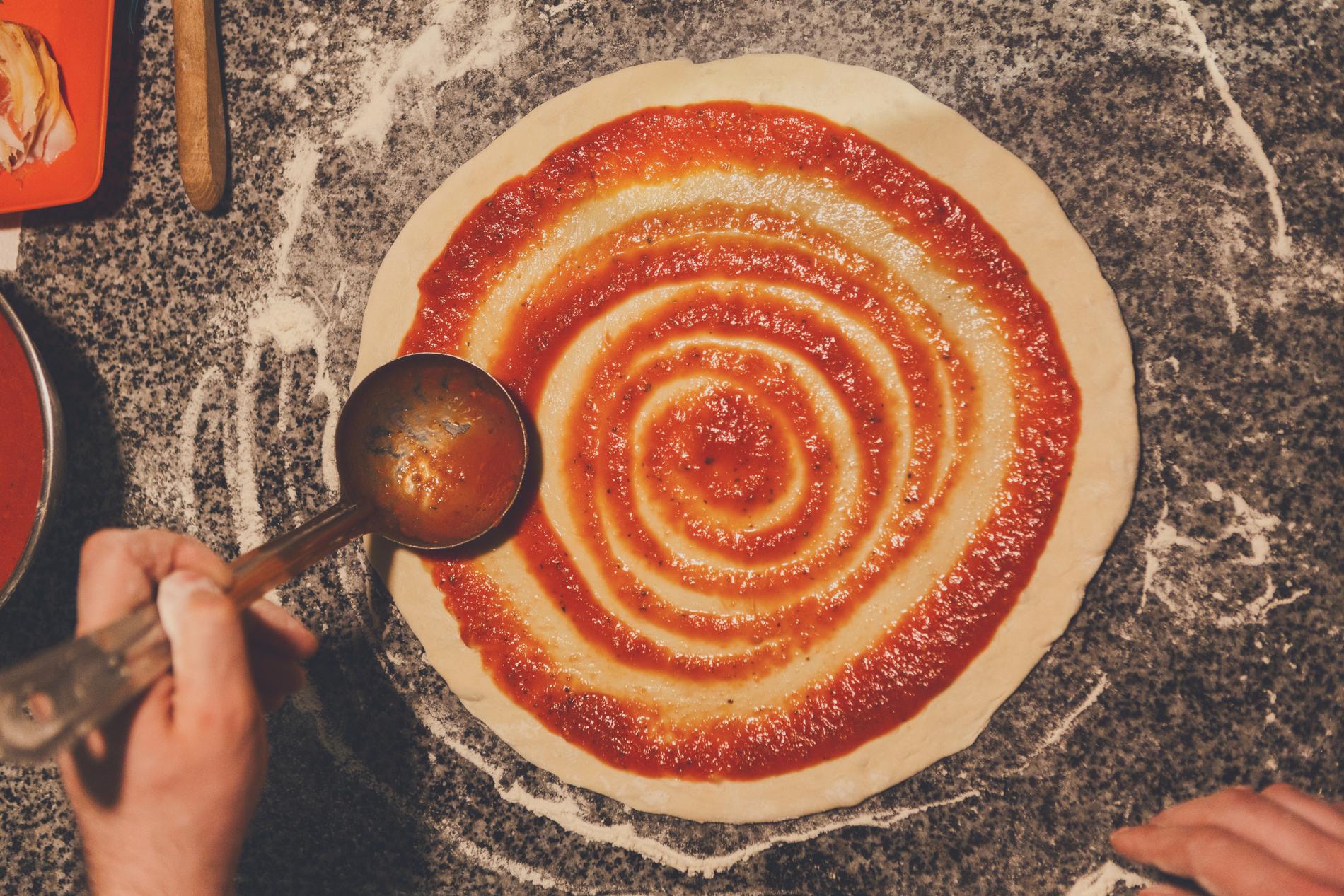 Äkta italiensk pizzasås innehåller bara fyra ingredienser.