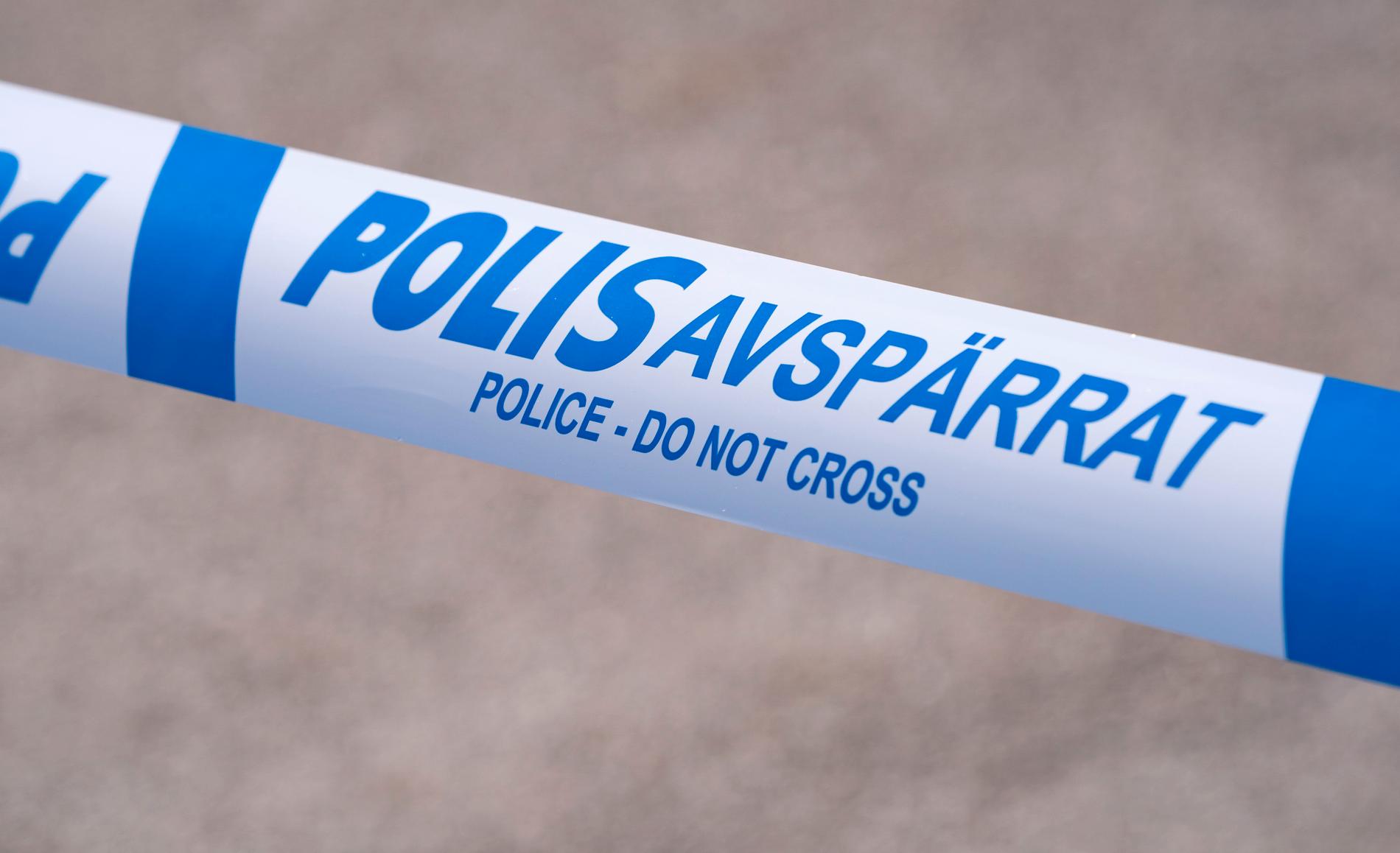 Polisen har spärrat av bostaden där en död kvinna har hittats i Solna. Arkivbild.