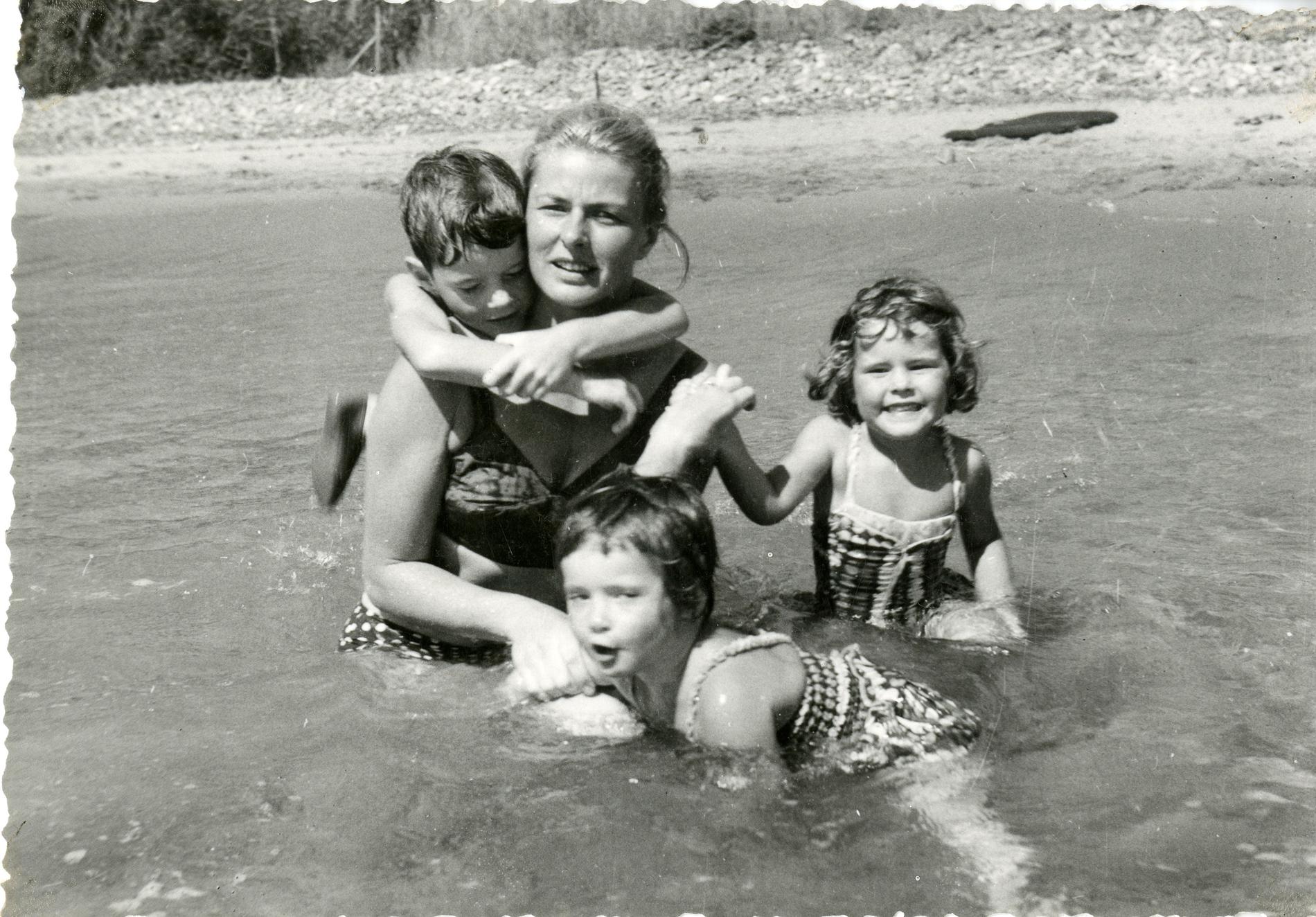 Ingrid Bergman tillsammans med barnen hon fick med Roberto Rosselini