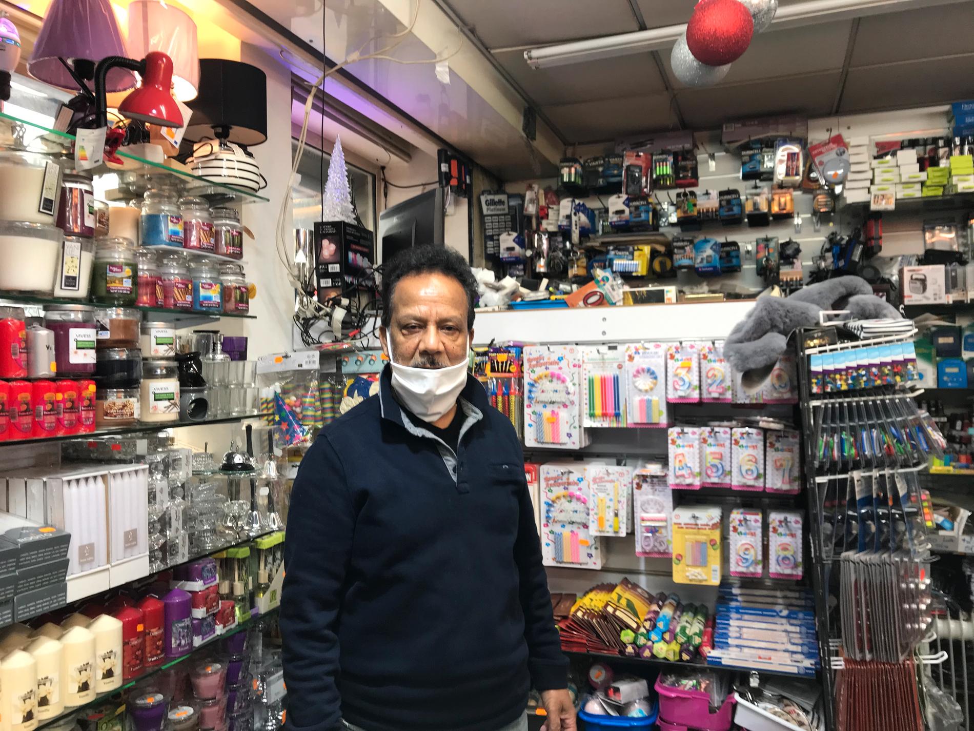 "Det är första gången på två månader vi har öppet", säger Rama Balamoody, som driver en diversebutik på turiststråket rue Lepic i Montmarte.