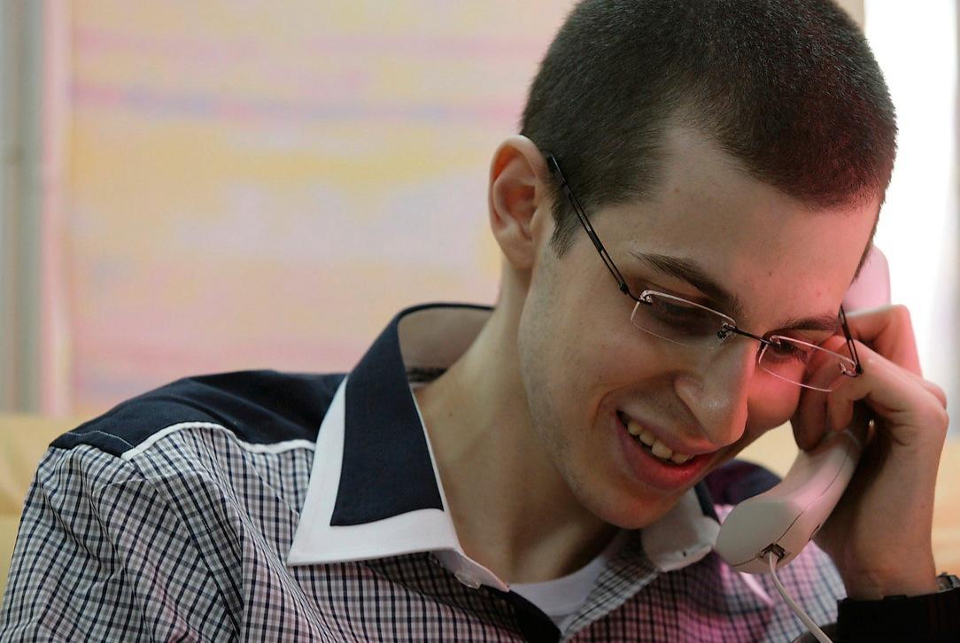 ÄNTLIGEN HEMMA I går släpptes den israeliske soldaten Gilad Shalit efter fem år i palestinskt fångenskap. I utbyte släpper Israel samtidigt 1 027 palestinska fångar. Överenskommelsen är ett steg i rätt riktning för fortsatta fredsförhandlingar.