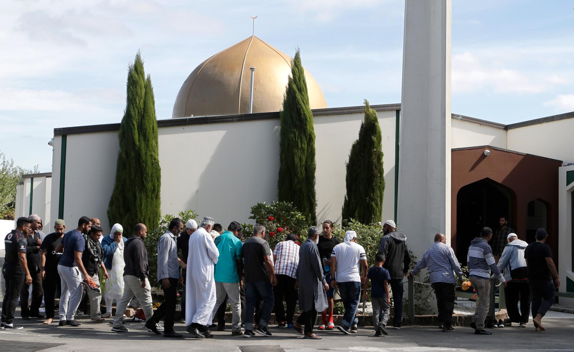 Besökare samlas för att be i al Noor-moskén i Christchurch, Nya Zeeland, på lördagen.