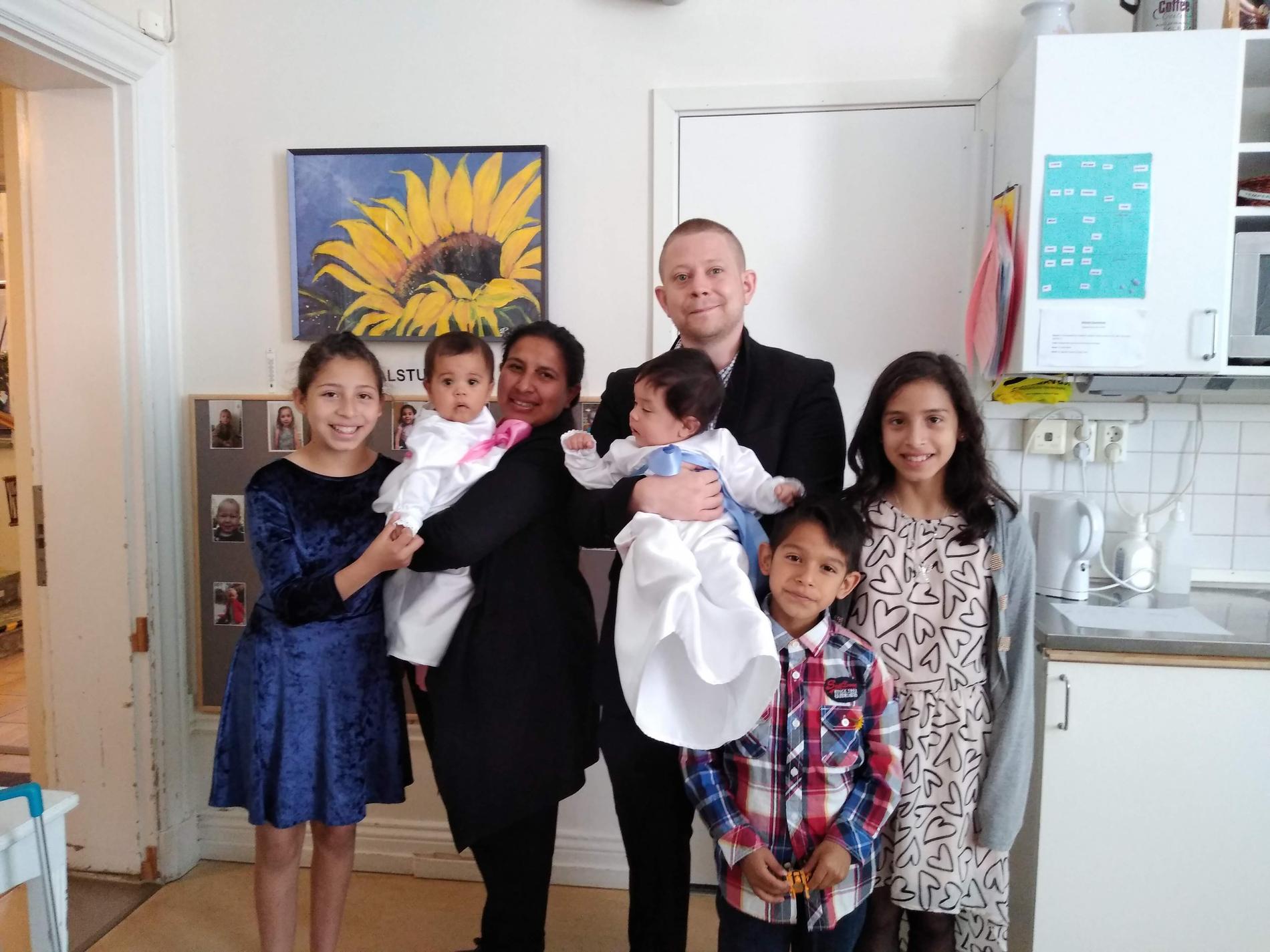 Hela familjen var samlad när tvillingarna skulle döpas. 