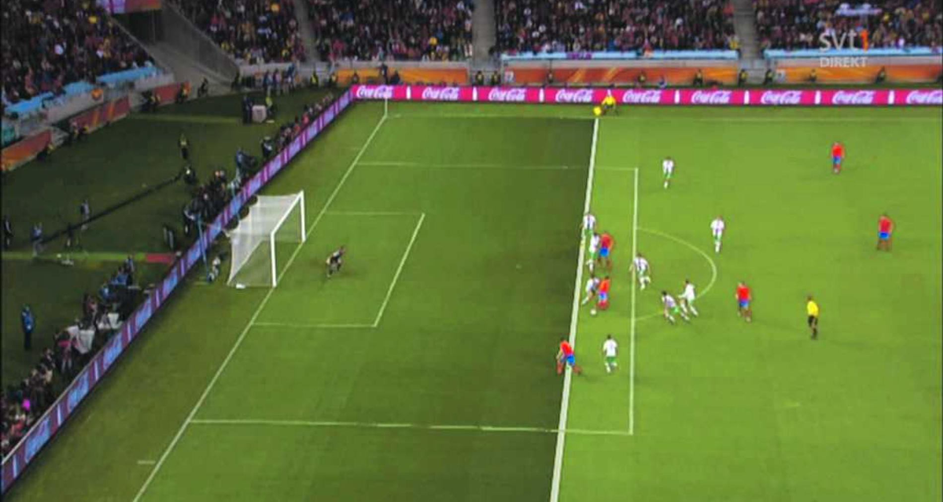 I VM 2010 avgjordes en match mellan Spanien och Portugal av ett mål som med dagens teknik hade dömts bort. På bilden ser man att David Villa, längst ner i bild, är framför den portugisiska spelaren som är längst bak i planen när passningen slås.  