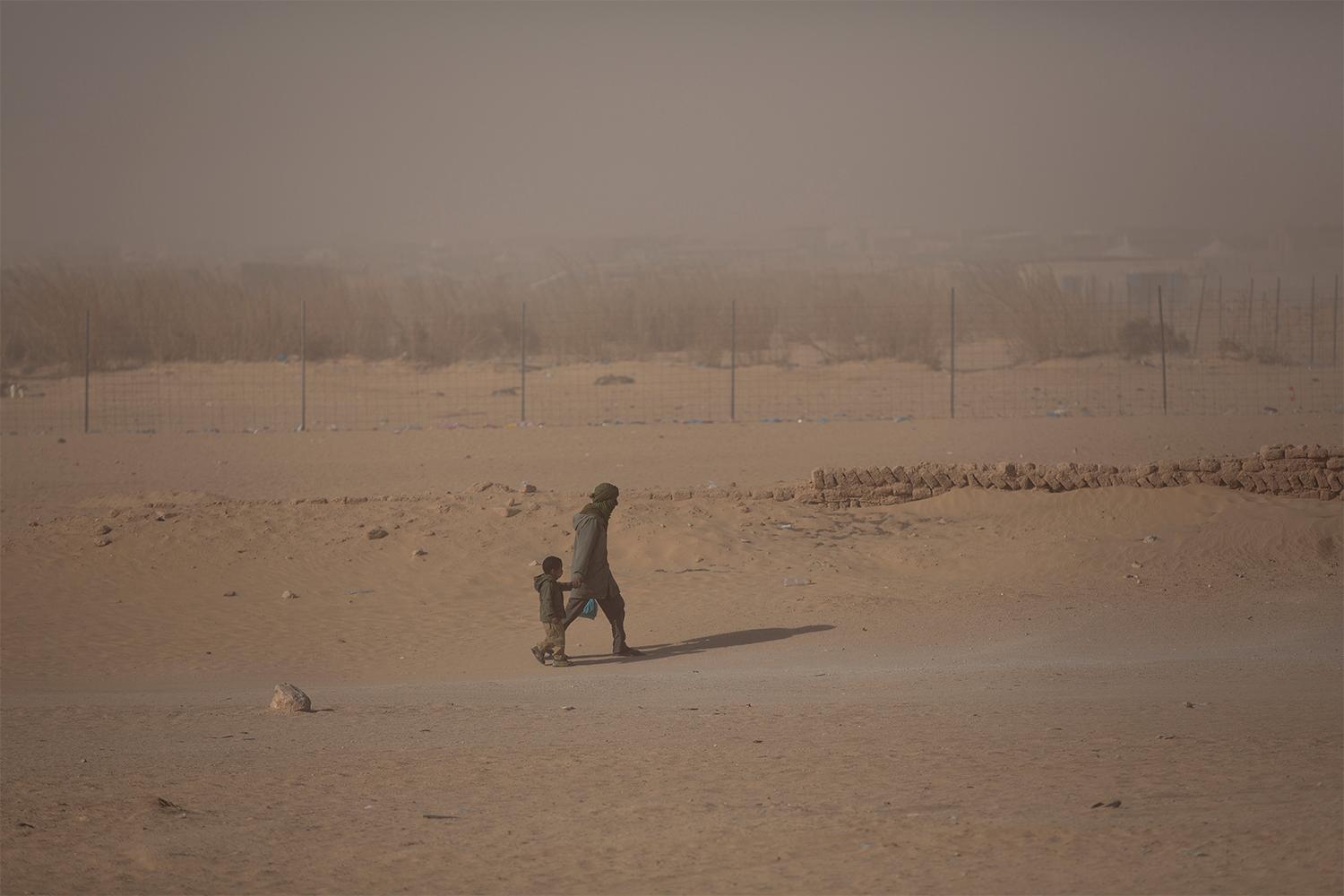 I flyktinglägren i öknen utanför Tindouf i Algeriet bor omkring 150 000 västsahariska flyktingar. Här finns inget vatten, ingenting växer. Barnen lider av näringsbrist. Foto: Johan Persson