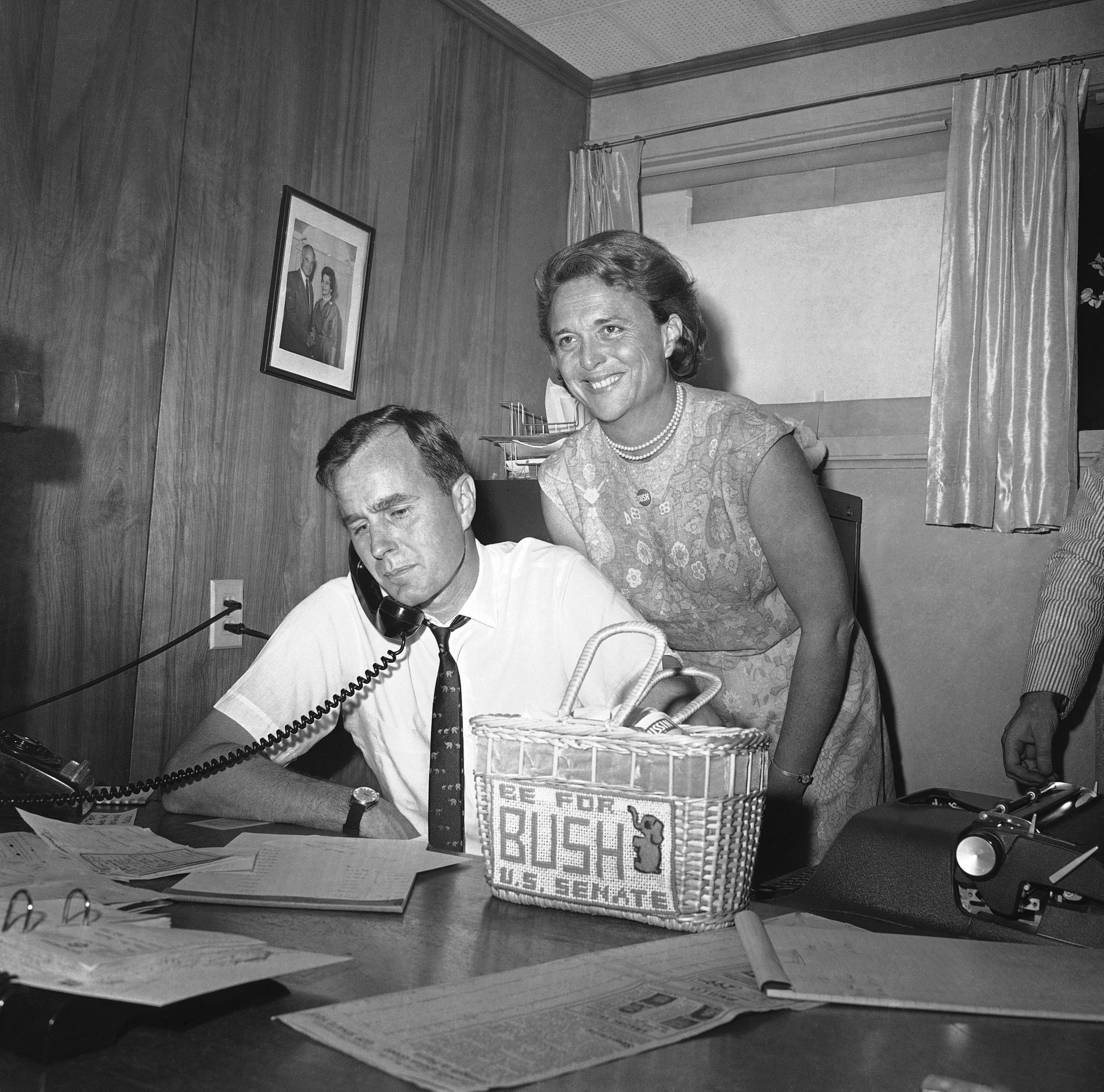 Barbara Bush med maken under dennes kampanj för en plats i senaten 1964.
