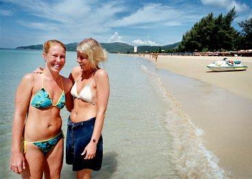 Julafton på stranden? Det är dags att boka vinterns resor. Här badar systrarna Inkeri och Maria Antilla i Karon på Phuket.
