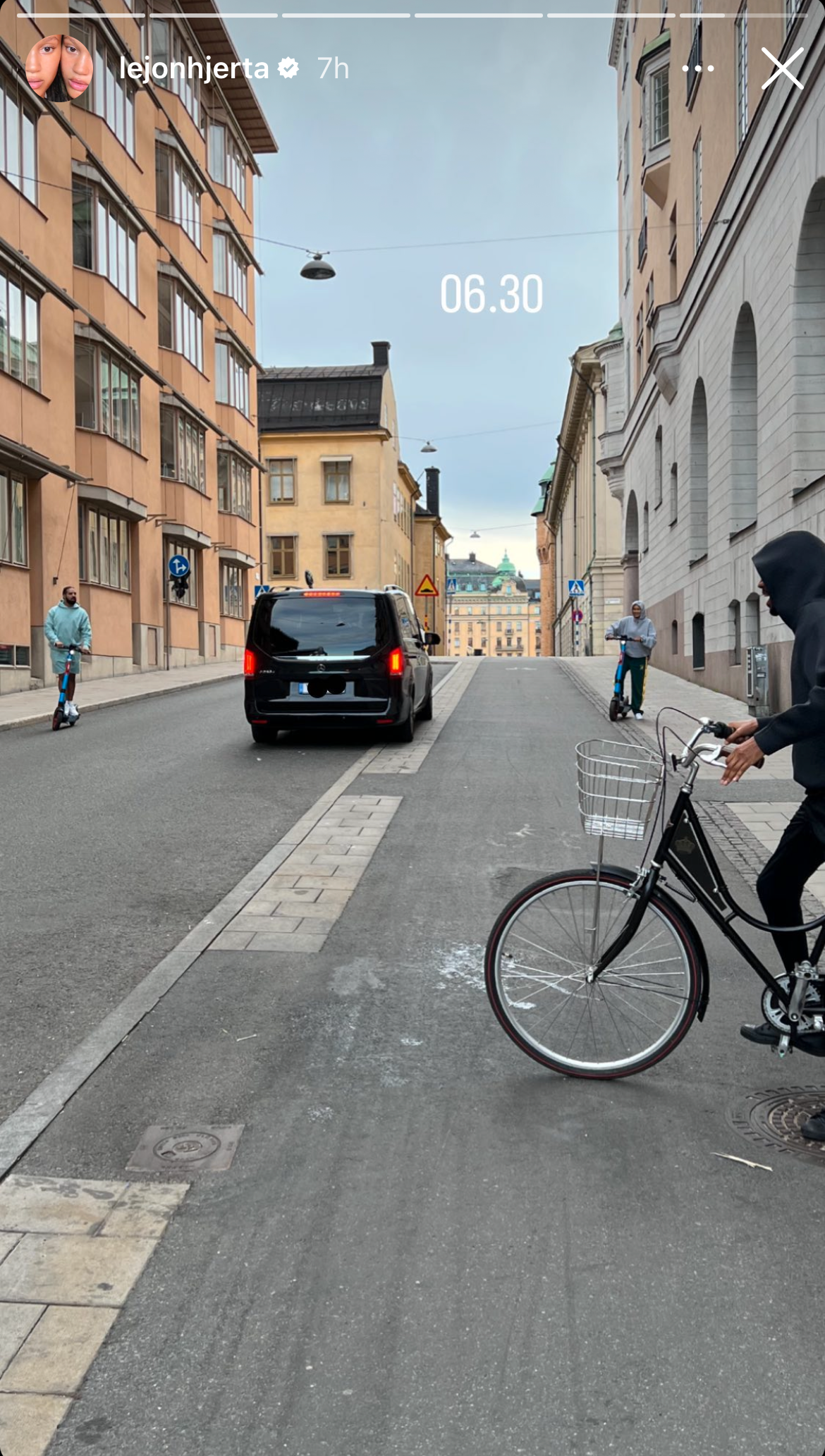 Drake ute och åker elsparkcykel i Stockholm med systrarna Lejonhjärta.