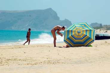 Räkna med en egen sandplätt - bara 5000 turister hittar årligen till Porto Santo.
