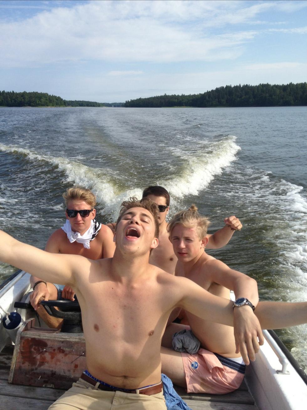 Max, David, Teodor, Felix och Erik (bakom kameran) njuter av sommaren vid Freddenholm.