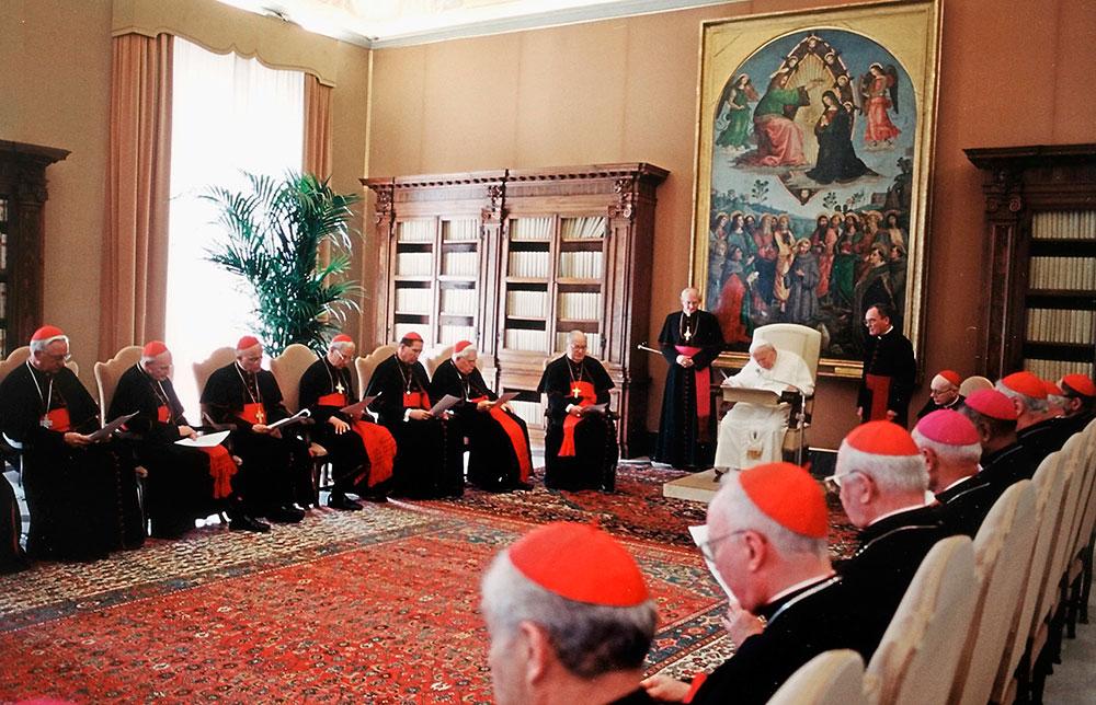 Dåvarande påven Johannes Paulus II höll möte med amerikanska kardinaler 2002, och tog då upp övergreppen inom kyrkan på toppmötet.